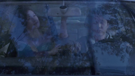 下雨天，冯绍峰倪妮一起开着天窗打着伞