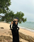 瘋狂嘶哈！Lisa海邊隨拍 穿裹身半透長裙秀美背