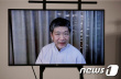 《掮客》曝預告 是枝裕和：看《我的大叔》成IU粉