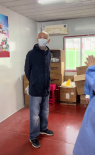 网友社区做检测偶遇葛优 慰问医护人员亲切合影