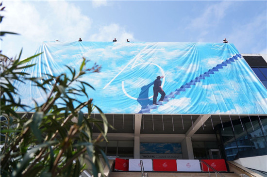 开幕倒计时!戛纳电影节主会场外已悬挂官方海报