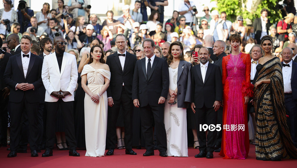 第75届戛纳电影节!主竞赛单元评审团亮相开幕红毯