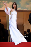公主驾到！安妮·海瑟薇亮相戛纳红毯 白裙长发优雅美丽