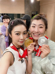 薛凱琪曬與徐夢(mèng)桃合影 手拿奧運(yùn)獎(jiǎng)牌獲簽名冰墩墩