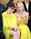 安妮·海瑟薇Lisa活動同框 同著黃色禮服各有各美