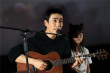 《人生大事》武汉路演 朱一龙回乡难掩兴奋弹唱歌曲
