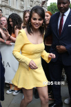 赛琳娜·戈麦斯现身伦敦街头 鹅黄色连衣裙精致俏丽