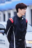 龔俊《極挑》賽車手造型 穿連體服顯寬肩大腿長