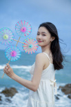 美人鱼上岸！林允海边清凉写真 风吹发丝拂动心弦