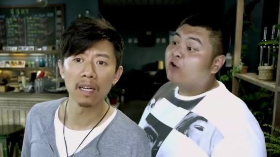 小伙和员工被女孩反锁在店