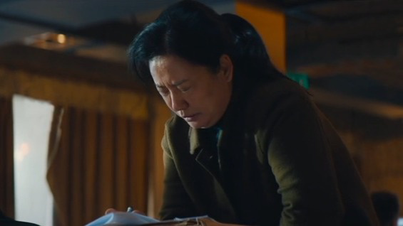 女书记忍痛工作，父亲发现后为她买药