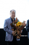 莫言《无负今日》首映笑侃余华：应该改行表演