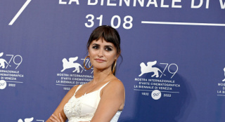 《边缘故事》举行发布会 佩内洛普·克鲁兹秀白裙_欧洲_电影网_1905.com