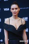 扎克·埃夫隆新片多伦多首映 鲁妮·玛拉秀好身材