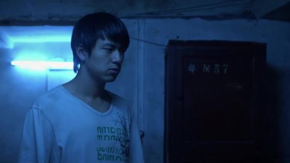 小宝撞见母亲跟男人在一起，当场动起了手