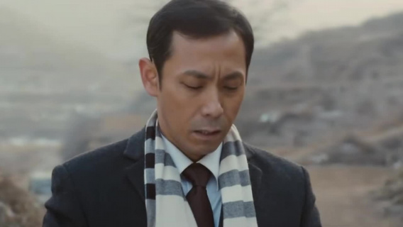 中村一郎跪在杨黑子一家坟前，替父忏悔当年犯的过错！