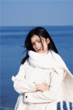 张婧仪海边大片曝光 白色围巾点燃温暖冬日恋歌