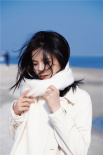 張婧儀海邊大片曝光 白色圍巾點燃溫暖冬日戀歌