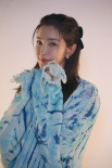 李冰冰穿藍(lán)色毛衣溫柔優(yōu)雅 膚白貌美滿滿少女感！
