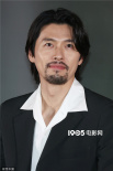 玄彬出席新片《交涉》试映会 长发油头+胡子造型成熟稳重