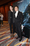 《天龙八部之乔峰传》香港首映 甄子丹携妻子登场