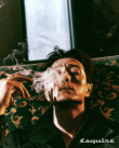熟男气质拿捏！郑成日拍画报 烟雾缭绕间眼神迷离