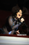 “结石姐”Jessie J伦敦开唱 挺孕肚不碍激情演唱