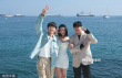 宋仲基携《祸乱》亮相戛纳 海边拍摄写真阳光帅气