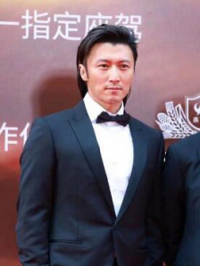 谢霆锋亮相华表奖 任达华、陈伟霆同框超养眼