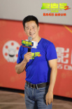 《巨齿鲨2：深渊》首站路演 吴京帮杰森收下“搓澡三件套”