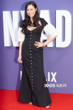 《奈德》首映 奥斯卡获得者伊丽莎白·瓦沙瑞莉迷人