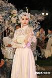 關(guān)曉彤婚服造型首次曝光！《梅花紅桃》發(fā)劇照