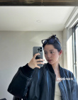 欧阳娜娜分享留学生活随拍 皮衣配牛仔裤热辣甜美