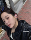 欧阳娜娜分享留学生活随拍 皮衣配牛仔裤热辣甜美