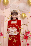 美了一辈子！赵雅芝庆祝70岁生日 身穿红裙戴皇冠美艳动人
