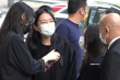 刘德华送别父亲神情哀伤难掩悲痛 一家三口罕同框