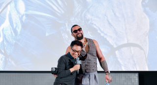 《海王2》主创上海行！杰森·莫玛蓝毯上花式宠粉_好莱坞_电影网_1905.com