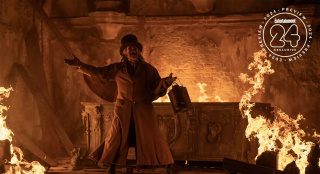 新版《诺斯费拉图》曝剧照 威廉·达福烈火中发疯_好莱坞_电影网_1905.com