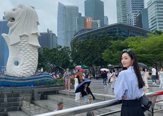 多花份签证钱!宋轶新加坡旅游 生图清冷学姐范儿