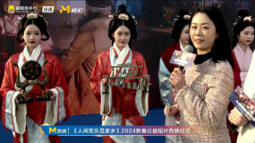 荆州市文化和旅游局局长杨帆 带领穿楚服的演员展示荆州文物