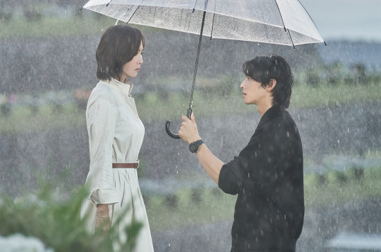 《美好的世界》首发海报 车银优雨中为金南珠撑伞