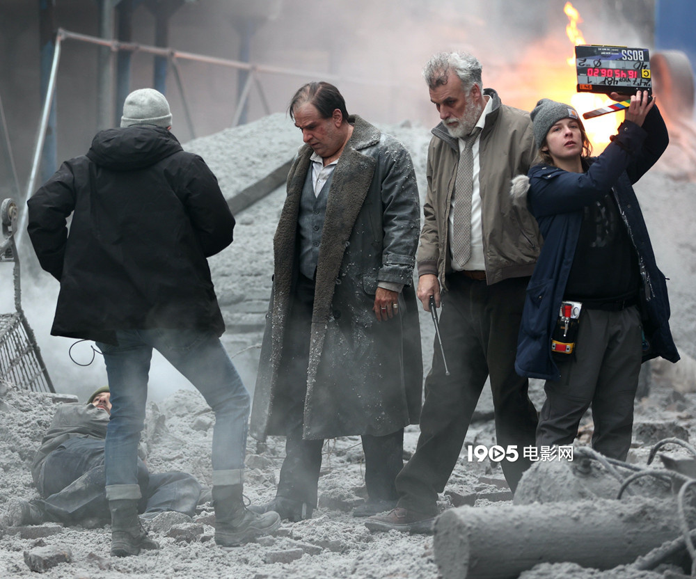 《企鹅人》曝路透!科林·法瑞尔身处爆炸废墟中