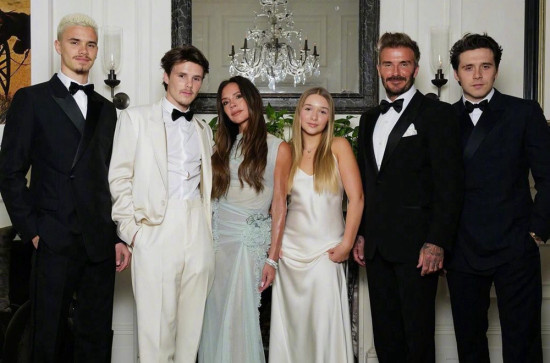 维多利亚50岁生日辣妹重聚 阿汤哥斯坦森现身派对