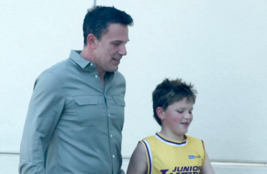 本·阿弗莱克参加儿子篮球比赛 父子同行有说有笑