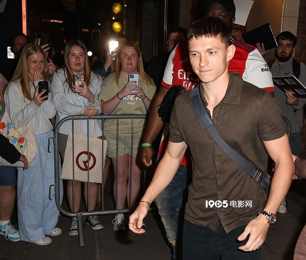 荷兰弟参加新舞台剧《罗密欧与朱丽叶》最终彩排