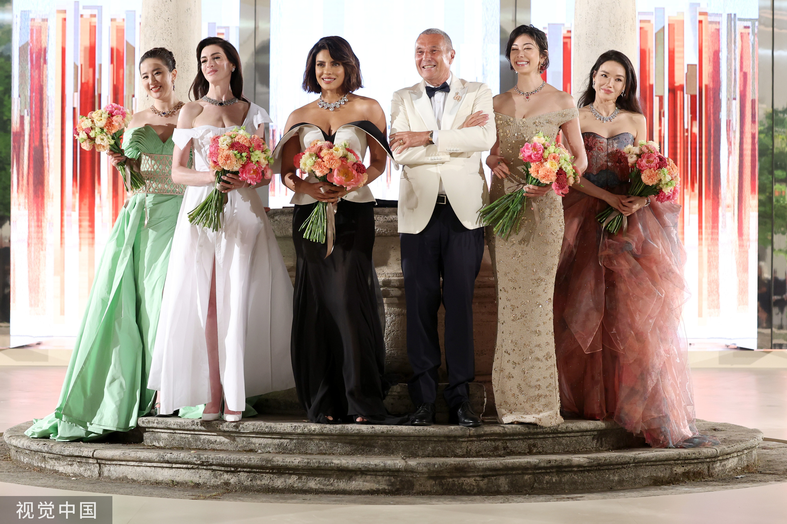 美神聚会!安妮·海瑟薇舒淇刘亦菲等同框出席活动