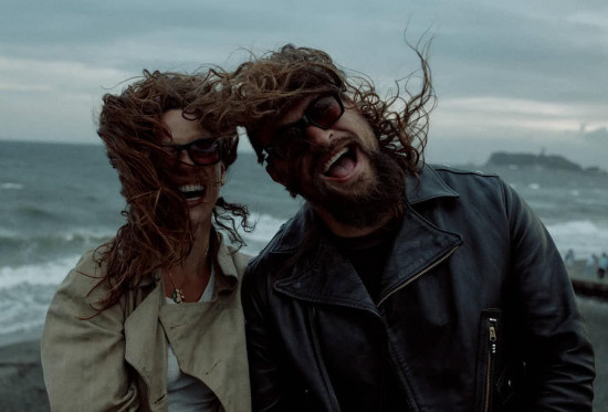 杰森·莫玛离婚后官宣认新欢！甜抱亚德里亚·霍纳