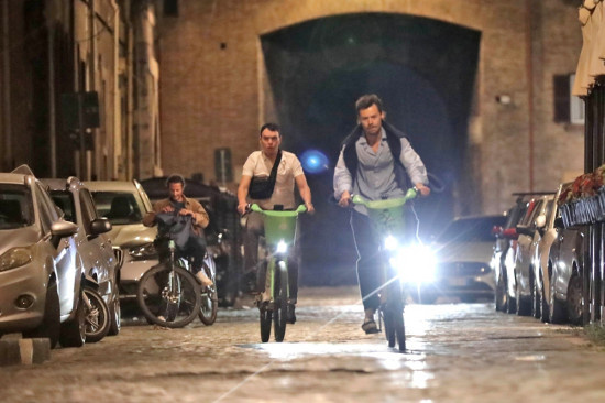 哈卷情断交往14个月女友 现身罗马街头邋遢颓废