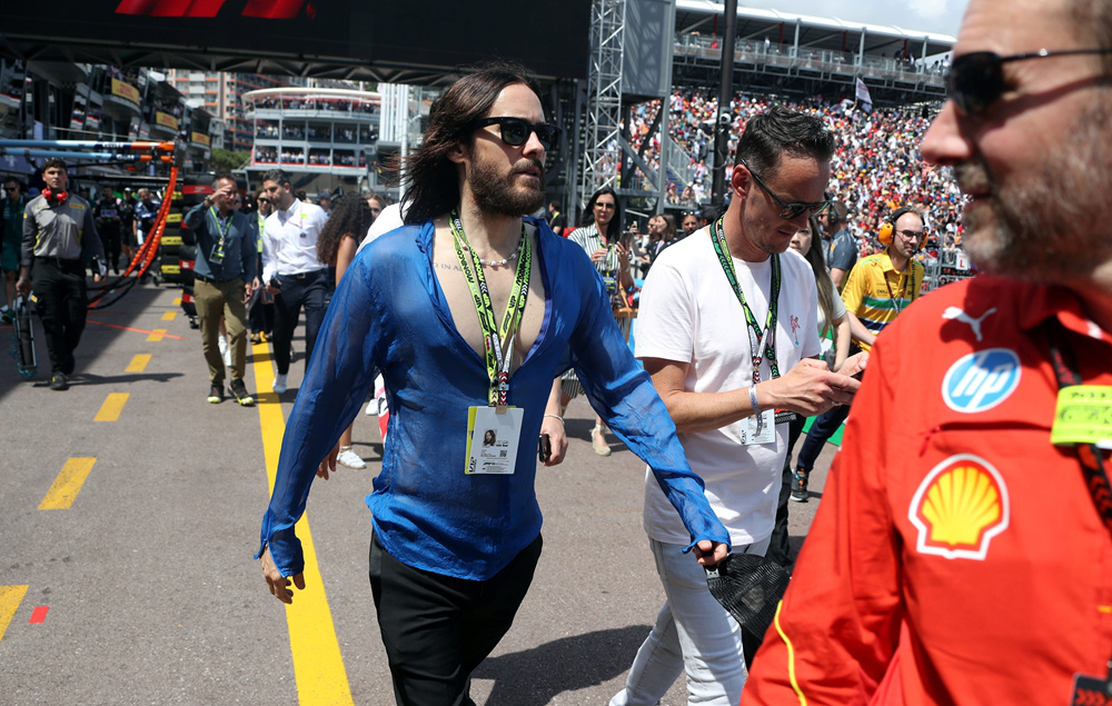 莱托少爷现身F1摩纳哥大奖赛 半透上衣擦边秀身材