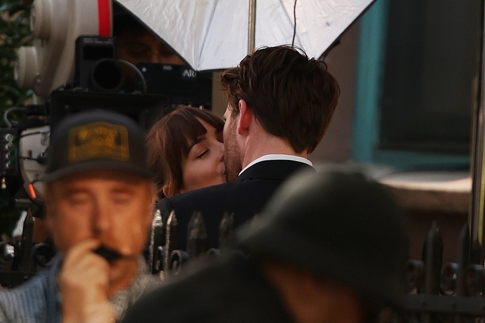 亲上了!《物质主义者》片场照 达妹美队甜蜜热吻